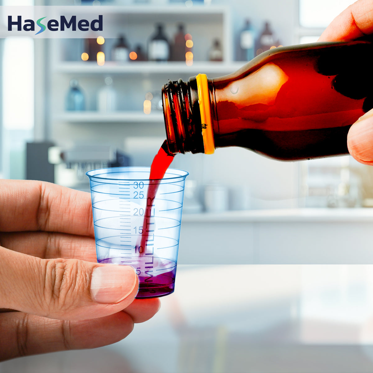 Godet à médicaments HaseMed de 30 ml bleu en cours d’utilisation ; vendu par 80 godets d’une seule couleur, sans couvercles. Liquide et flacon non inclus.