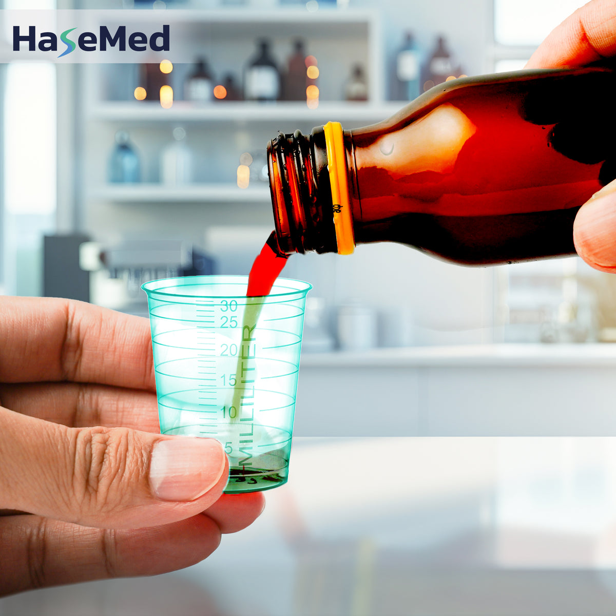 Godet à médicaments HaseMed de 30 ml vert en cours d’utilisation ; vendu par 80 godets d’une seule couleur, sans couvercles. Liquide et flacon non inclus.