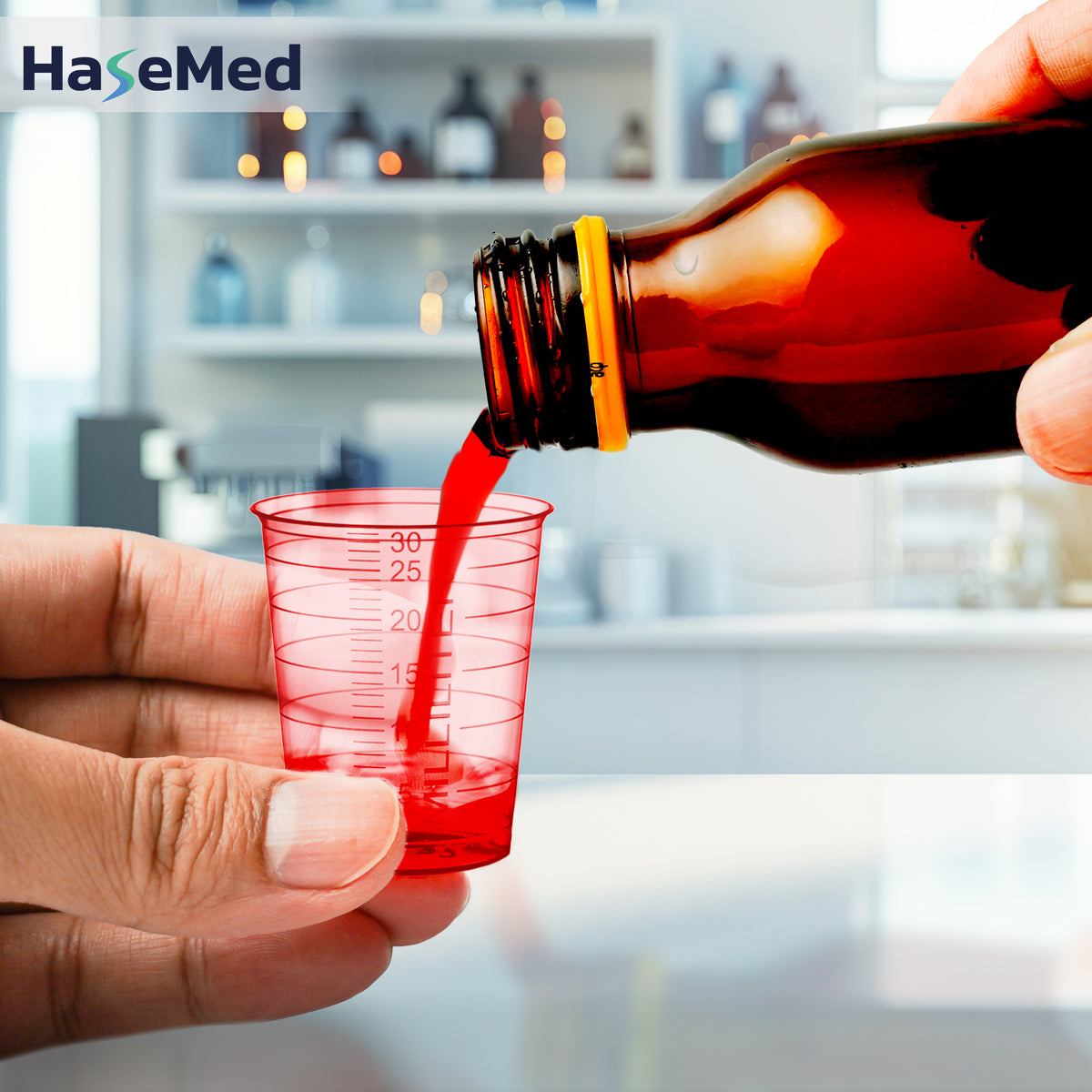 Godet à médicaments HaseMed de 30 ml rouge en cours d’utilisation ; vendu par 80 godets d’une seule couleur, sans couvercles. Liquide et flacon non inclus.