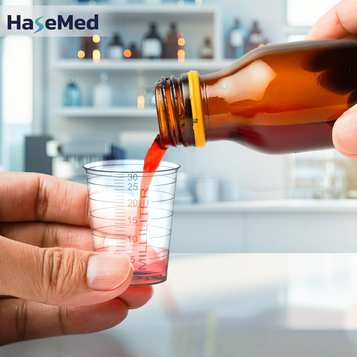 Godet à médicaments HaseMed de 30 ml transparent en cours d’utilisation ; vendu par 80 godets d’une seule couleur, sans couvercles. Liquide et flacon non inclus.