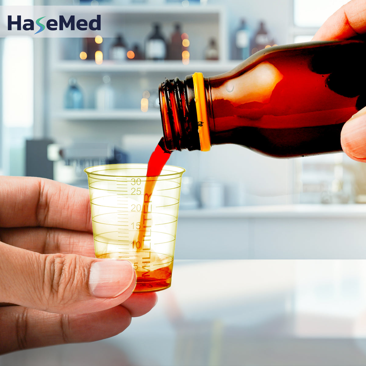 Godet à médicaments HaseMed de 30 ml jaune en cours d’utilisation ; vendu par 80 godets d’une seule couleur, sans couvercles. Liquide et flacon non inclus.